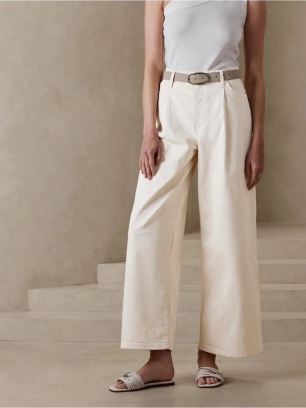Banana Republic High-Waist Wide Leg pleat front Jeans in Cream /ecru size 29/8